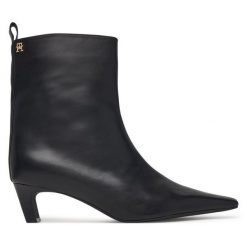 Botki Tommy Hilfiger. Czarne botki damskie Tommy Hilfiger, bez wzorów, bez obcasa, na słupku, bez zapięcia. Za 749.99 zł.