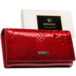 Portfel damski z lakierowanej skóry naturalnej i ekologicznej zamykany na zatrzask Rovicky RPN-27-RSP. Czerwone portfele damskie ze skóry. Za 64.00 zł.
