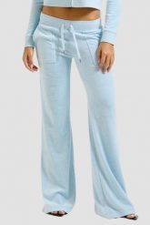JUICY COUTURE Błękitne damskie spodnie dresowe Layla Low Rise Pocket. Niebieskie spodnie dresowe damskie Juicy Couture, bez wzorów, z dresówki. W wyprzedaży za 255.99 zł.