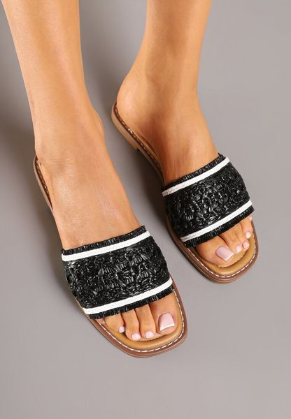 Czarne Klapki Ozdobione Plecioną Cholewką Nimiolia. Czarne klapki damskie Renee, na lato, bez wzorów, boho, bez obcasa, na płaskiej podeszwie, bez zapięcia. Za 64.99 zł.