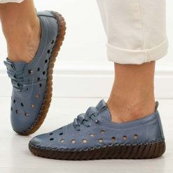 Niebieskie ażurowe skórzane półbuty damskie Cambell 15319. Niebieskie półbuty damskie Cambell, na jesień, w ażurowe wzory, z jeansu, casualowe, z okrągłym noskiem, bez obcasa, na płaskiej podeszwie, bez zapięcia. Za 219.00 zł.