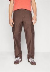 MĘSKIE SPODNIE WRANGLER REGULAR CARGO BRACKEN 112373196. Spodnie materiałowe męskie Wrangler, bez wzorów, z materiału. Za 219.99 zł.