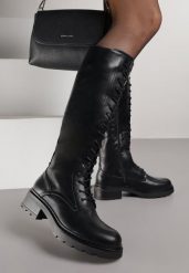 Czarne Kozaki w Stylu Workerów Cahrarah. Czarne kozaki damskie Born2be, bez wzorów, z jeansu, bez obcasa, na płaskiej podeszwie, bez zapięcia. Za 159.99 zł.