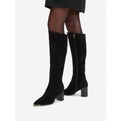 Kozaki MEXX. Czarne kozaki damskie Mexx, bez wzorów, bez obcasa, na słupku, bez zapięcia. Za 629.99 zł.