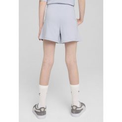 Młodzieżowe szorty ESS z małym logo No. 1 PUMA Cool Weather Blue. Niebieskia szorty damskie Puma, bez wzorów, prążkowane, młodzieżowe. Za 99.00 zł.