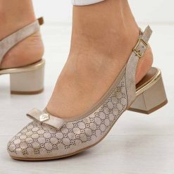 Złote sandały damskie na obcasie M.Daszyński Sa210-15. Żółte sandały damskie M.Daszyński, z aplikacjami, ze skóry, z okrągłym noskiem, bez obcasa, na obcasie, bez zapięcia. Za 179.00 zł.