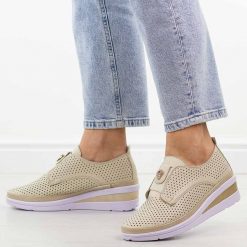 Beżowe skórzane ażurowe półbuty damskie na koturnie T.Sokolski 198. Brązowe półbuty damskie Sokolski, na lato, w ażurowe wzory, ze skóry, eleganckie, bez obcasa, na koturnie, bez zapięcia. Za 299.00 zł.