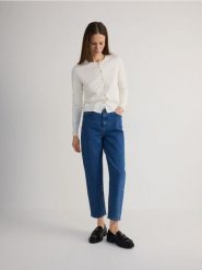 Jeansy mom fit - granatowy. Niebieskie jeansy damskie Reserved, bez wzorów, z bawełny, z podwyższonym stanem. W wyprzedaży za 79.99 zł.