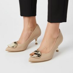 Czółenka damskie Chebello, ze skóry naturalnej licowej szpiczasty nosek metalowa ozdoba na przodzie niski obcas typu kitten heel, beżowe, 4929_-308-0. Brązowe czółenka damskie CheBello, z aplikacjami, ze skóry, ze szpiczastym noskiem, bez obcasa, na obcasie, bez zapięcia. Za 559.00 zł.