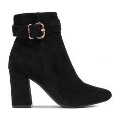 Botki DeeZee. Czarne botki damskie DeeZee, bez wzorów, bez obcasa, na słupku, bez zapięcia. Za 189.99 zł.