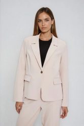 Jednorzędowa marynarka beżowa. Brązowe marynarki i żakiety damskie MOODO, bez wzorów, z elastanu, bez kołnierzyka, bez ramiączek. Za 199.99 zł.