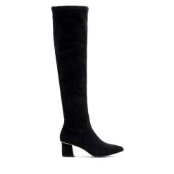 Kozaki Lasocki. Czarne kozaki damskie Lasocki, bez wzorów, bez obcasa, na słupku, bez zapięcia. Za 299.99 zł.