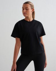 Damski T-shirt z krótkim rękawem, pudełkowy krój, haftowane logo Boxy czarny. Czarne t-shirty damskie Aim'n, xs, bez wzorów, z bawełny, klasyczne, bez kołnierzyka, bez ramiączek. Za 153.00 zł.
