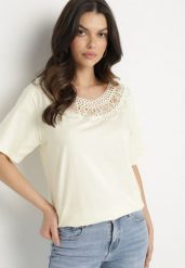 Żółty T-shirt Oversize z Ozdobną Koronką i Perłami Elanoriel. Żółte t-shirty damskie Born2be, l, bez wzorów, z koronki, klasyczne, bez kołnierzyka, bez ramiączek. Za 34.99 zł.
