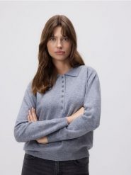 Wełniany sweter z kołnierzykiem - jasnoszary. Szare swetry nierozpinane damskie Reserved, l, bez wzorów, z wełny, bez kołnierzyka, bez ramiączek. Za 199.99 zł.