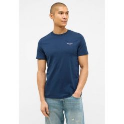 Męski T-Shirt Mustang Style Austin Dress Blues 1016481 5334. T-shirty męskie Mustang, m, bez wzorów, bez kołnierzyka, bez ramiączek. Za 69.99 zł.