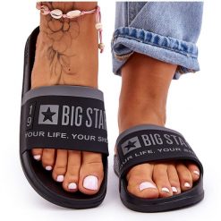 Damskie Lekkie Klapki Big Star LL274732 Czarne. Czarne klapki damskie bez wzorów, z gumy, casualowe, bez obcasa, bez zapięcia. Za 125.58 zł.