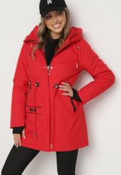 Czerwona Kurtka Parka Zapinana na Napy Ściągana w Pasie Troczkami Arstilla. Czerwone kurtki damskie Born2be, l, bez wzorów, z dzianiny, bez kaptura. Za 309.99 zł.