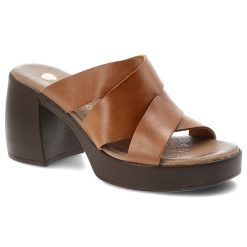 Klapki damskie Armodo, cholewka ze skóry naturalnej z szerokimi krzyżującymi się paskami wsuwany fason odkryty przód masywna platforma i stabilny obc. Brązowe klapki damskie Armodo, bez wzorów, ze skóry, bez obcasa, na obcasie, bez zapięcia. Za 289.00 zł.