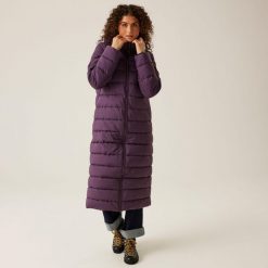 Płaszcz turystyczny damski zimowy ocieplany Elender Regatta. Fioletowe płaszcze damskie Regatta, na zimę, bez wzorów, z puchu, sportowe, bez kołnierzyka, z kapturem. Za 269.99 zł.