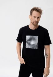 Koszulka z nadrukiem, Comfort Fit, T-VIBES. Białe t-shirty męskie Volcano, l, bez wzorów, z bawełny, bez kołnierzyka, bez ramiączek. Za 59.99 zł.