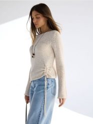 Sweter z ozdobnym wiązaniem - kremowy. Białe swetry nierozpinane damskie Reserved, l, bez wzorów, z dzianiny, bez kołnierzyka, bez ramiączek. Za 119.99 zł.