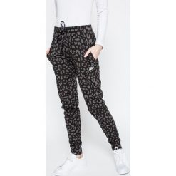 Femi Stories - Spodnie Fila. Czarne spodnie materiałowe damskie Femi Stories, bez wzorów, z bawełny, casualowe. W wyprzedaży za 139.90 zł.
