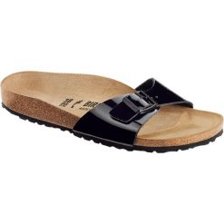 Klapki damskie Birkenstock 040303. Czarne klapki damskie Birkenstock, na lato, bez wzorów, z materiału, młodzieżowe, bez obcasa, bez zapięcia. Za 406.65 zł.
