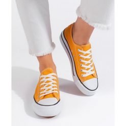 Żółte klasyczne wiązane trampki damskie. Żółte trampki i tenisówki damskie bez wzorów, bez zapięcia. Za 86.94 zł.