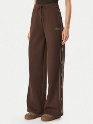 Guess Spodnie dresowe V5BB12 KCX22 Brązowy Regular Fit. Brązowe spodnie dresowe damskie Guess, z aplikacjami, z dresówki. Za 474.99 zł.