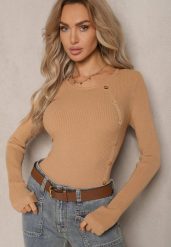 Beżowy Sweter z Wiskozą Ozdobiony Metalicznymi Aplikacjami Malittia. Brązowe swetry nierozpinane damskie Renee, na zimę, m, z aplikacjami, z wiskozy, casualowe, bez kołnierzyka, bez ramiączek. Za 84.99 zł.