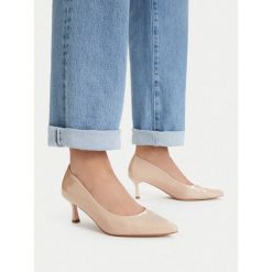 Czółenka JENNY. Brązowe czółenka damskie Jenny, bez wzorów, bez obcasa, bez zapięcia. Za 119.99 zł.