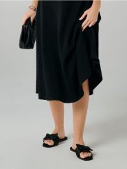 Klapki z kokardą - czarny. Czarne klapki damskie Sinsay, bez wzorów, bez obcasa, bez zapięcia. Za 29.99 zł.