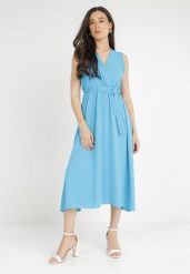 Niebieska Sukienka Iolaera. Niebieskie sukienki damskie Born2be, na lato, z aplikacjami, z materiału, bez kołnierzyka, bez ramiączek, midi, kopertowe. Za 79.99 zł.