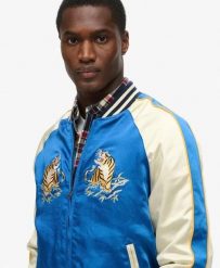 Superdry Sukajan Haftowana Kurtka Bomber – Lekki Błysk. Niebieskie kurtki męskie Superdry, xl, bez wzorów, z bawełny, bez kaptura. Za 615.90 zł.