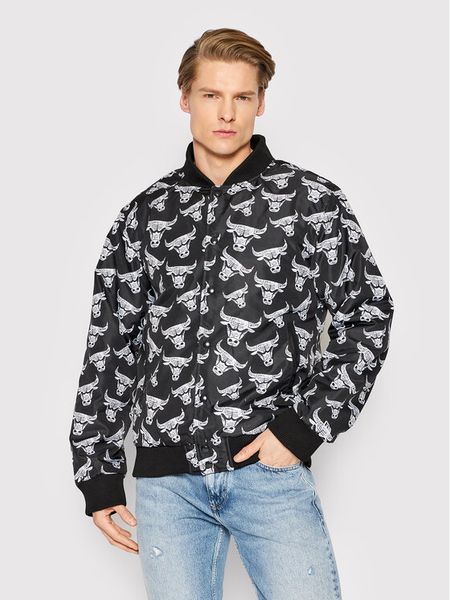 New Era Kurtka bomber Chicago Bulls All Over Logo 12893178 Czarny Regular Fit. Czarne kurtki męskie New Era, l, bez wzorów, z syntetyku, bez kaptura. Za 499.99 zł.