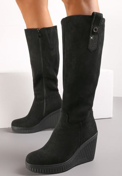 Czarne Kozaki na Koturnie i Niskiej Platformie z Paskiem w Cyrkonie Opalesce. Czarne kozaki damskie Renee, bez wzorów, bez obcasa, na koturnie, bez zapięcia. Za 149.99 zł.