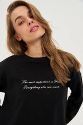 Bluza z napisem czarna. Czarne bluzy damskie MOODO, l, bez wzorów, z bawełny, bez ramiączek, bez kaptura. W wyprzedaży za 79.99 zł.