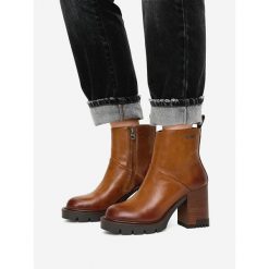 Botki G-Star. Brązowe botki damskie G-Star, bez wzorów, retro, bez obcasa, na słupku, bez zapięcia. Za 419.99 zł.