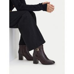 Botki Lasocki. Brązowe botki damskie Lasocki, bez wzorów, bez obcasa, na słupku, bez zapięcia. Za 279.99 zł.
