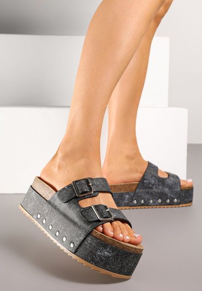 Czarne Klapki na Platformie Ozdobione Klamrami Fileneia. Czarne klapki damskie Renee, na wiosnę, bez wzorów, bez obcasa, na platformie, bez zapięcia. Za 89.99 zł.