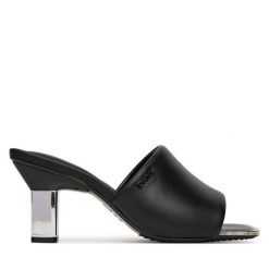 Klapki DKNY. Czarne klapki damskie DKNY, bez wzorów, bez obcasa, bez zapięcia. Za 439.99 zł.
