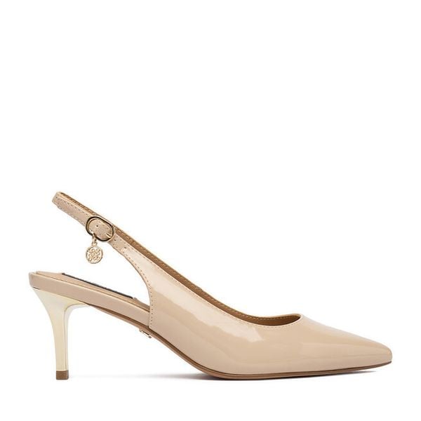 Czółenka Nine West. Białe czółenka damskie Nine West, bez wzorów, bez obcasa, bez zapięcia. Za 249.99 zł.