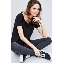 Bluzka z kieszonką. Bluzki damskie MOODO, l, bez wzorów, bez kołnierzyka, bez ramiączek. Za 9.99 zł.