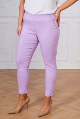 Lawendowe spodnie chinosy Nina z zamkami 7/8 PLUS SIZE XXL WIOSNA. Fioletowe spodnie materiałowe damskie Nasi partnerzy, na wiosnę, bez wzorów, z elastanu, biznesowe, plus size, krótkie. Za 159.90 zł.
