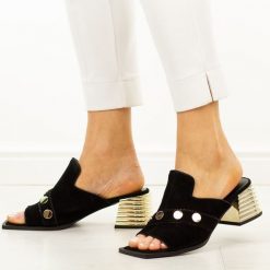 Czarne skórzane klapki damskie DiA 3143. Czarne klapki damskie DiA, na lato, bez wzorów, ze skóry, eleganckie, bez obcasa, na obcasie, bez zapięcia. Za 379.00 zł.