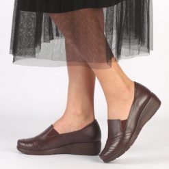 Brązowe Polskie półbuty damskie Gregors 920. Brązowe półbuty damskie GREGORS, na jesień, bez wzorów, z jeansu, casualowe, z okrągłym noskiem, bez obcasa, na koturnie, bez zapięcia. Za 349.00 zł.