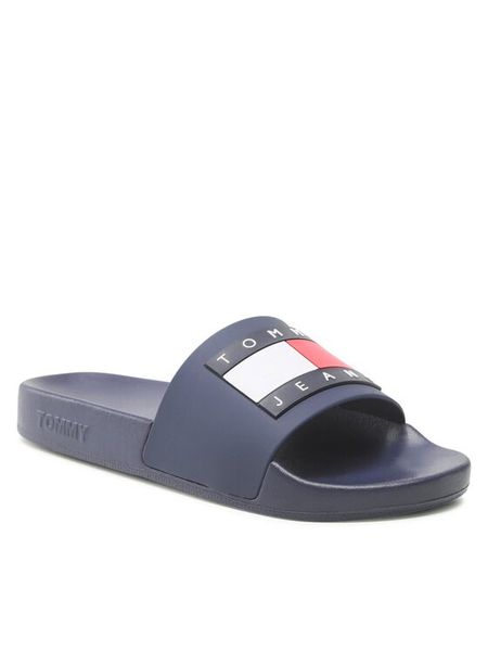 Tommy Jeans Klapki Flag Pool Sld Ess EN0EN02115 Granatowy. Niebieskie klapki damskie Tommy Jeans, bez wzorów, z jeansu, bez obcasa, bez zapięcia. Za 179.99 zł.
