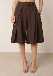 Brązowe Garniturowe Szorty Eleganckie z Szerokimi Nogawkami i Zaszewkami Artessa. Brązowe szorty damskie Born2be, bez wzorów, eleganckie. Za 119.99 zł.