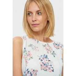 Wzorzysta bluzka z koronką. Bluzki damskie Greenpoint, bez wzorów, z koronki, bez kołnierzyka, bez ramiączek. Za 59.99 zł.
